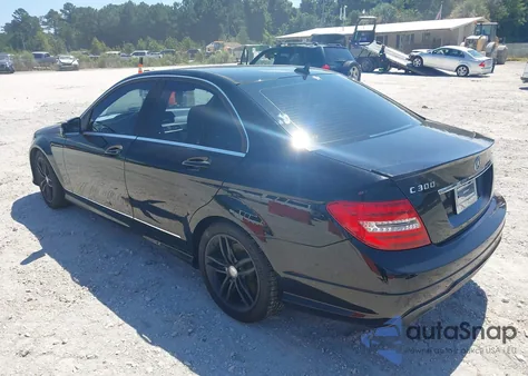 2012 Mercedes-Benz C 300 Sport 4Matic z USA, uszkodzony, nr VIN WDDGF8BB1CR204256